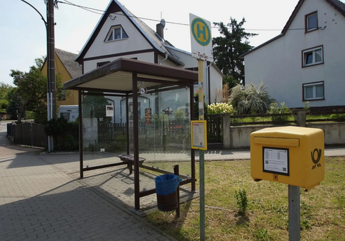 Bushaltestelle im Ort
