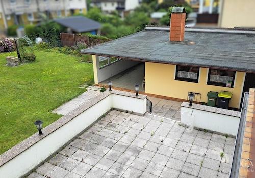 die große Terrasse mit Nebengebäude