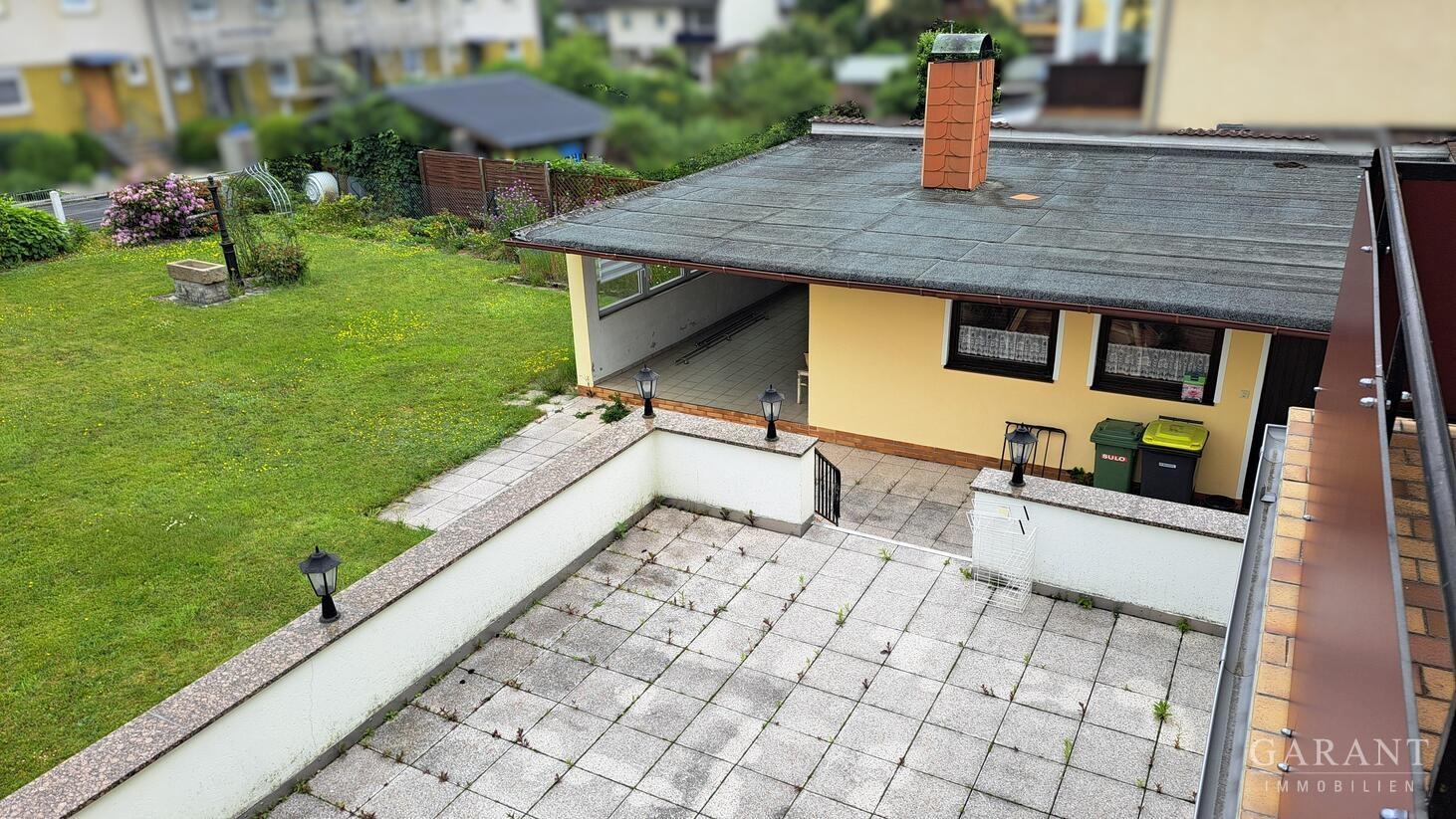 die große Terrasse mit Nebengebäude