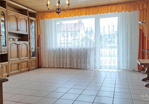 ein großzügiges Wohnzimmer mit Zugang zur Terrasse