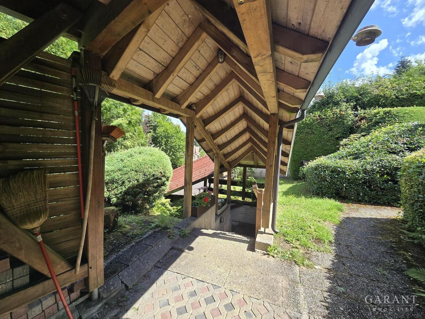 Weg Carport zur Garagen