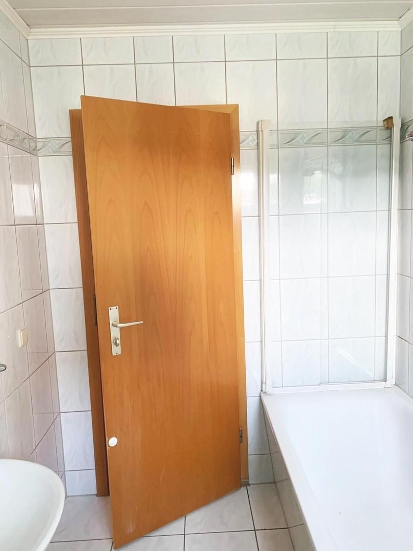 Bad Wanne u. Duschabtrenn.