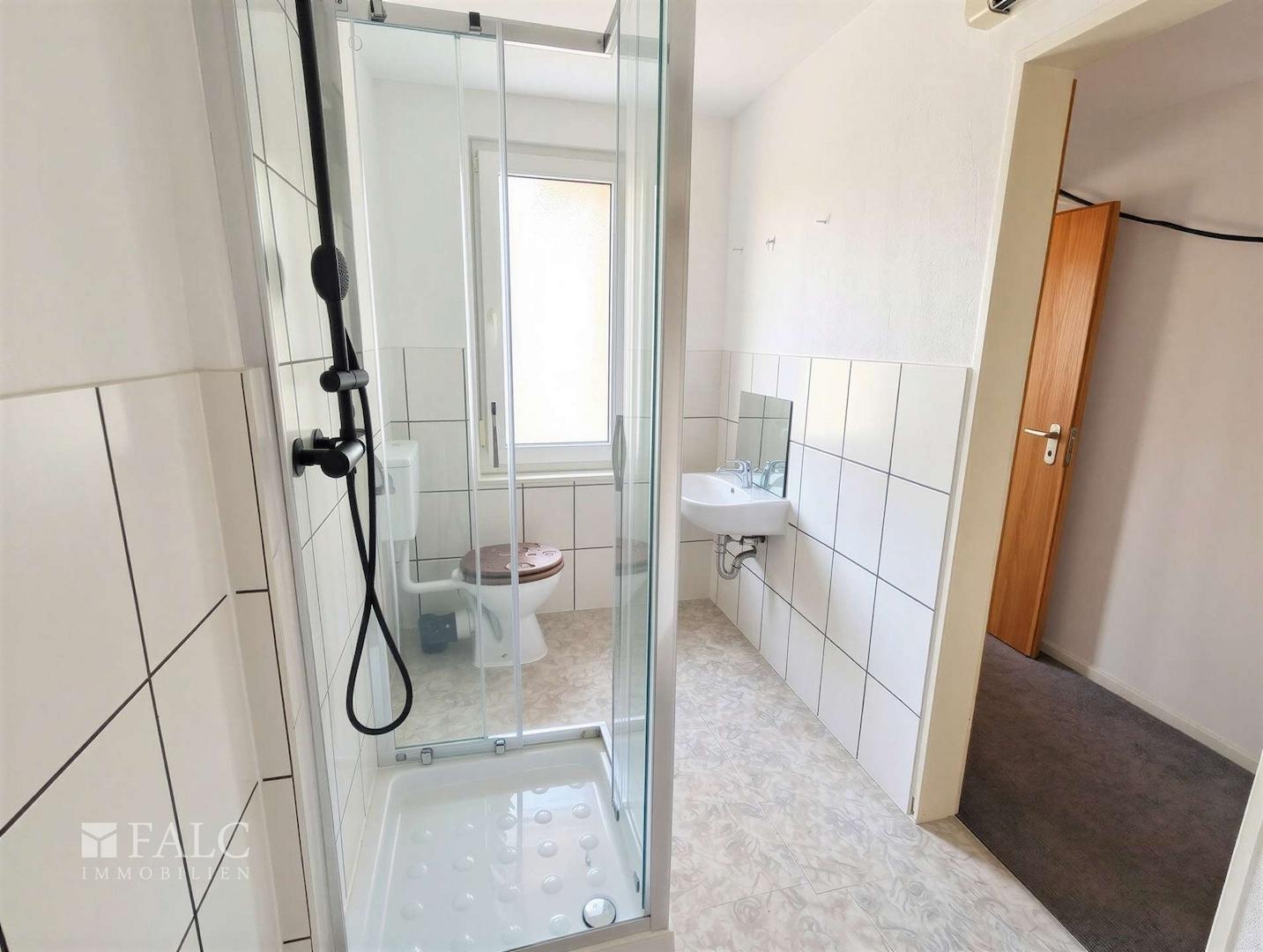 Bad 2 mit Dusche im 1. OG
