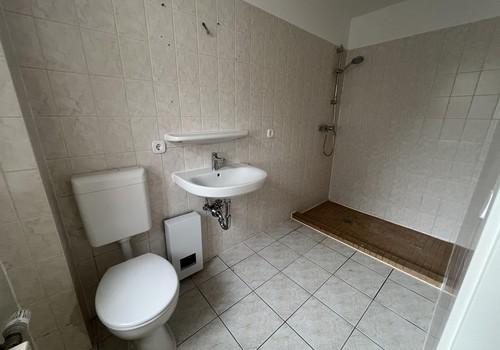 Badezimmer mit Dusche