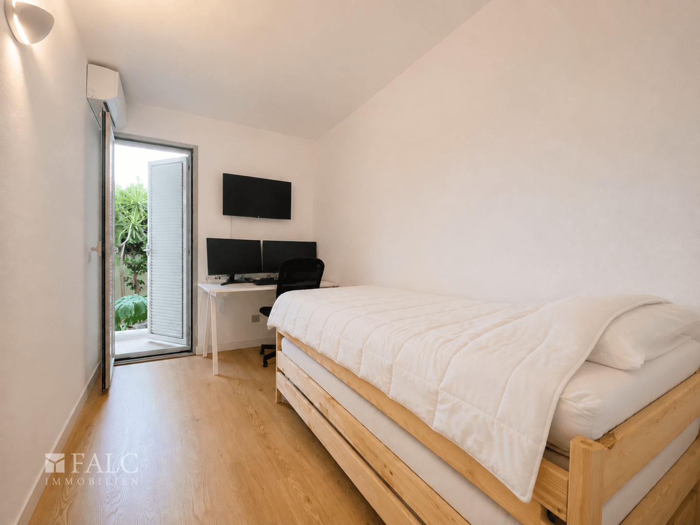 1. Schlafzimmer mit Gartenzugang