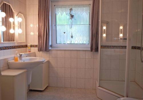 BadEG alt, neue Dusche&Fliesen