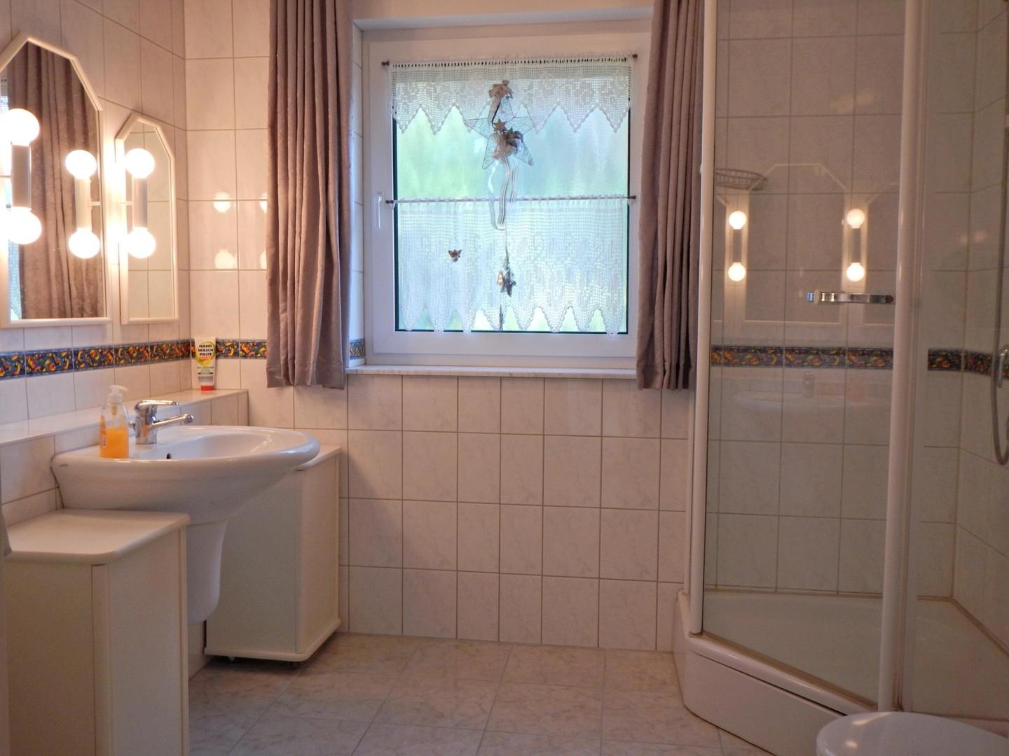BadEG alt, neue Dusche&Fliesen