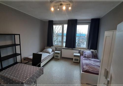 2.OG linkes Straßenzimmer