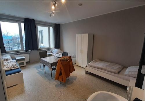 2.OG rechtes Straßenzimmer