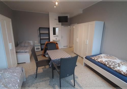 2.OG rechtes Straßenzimmer