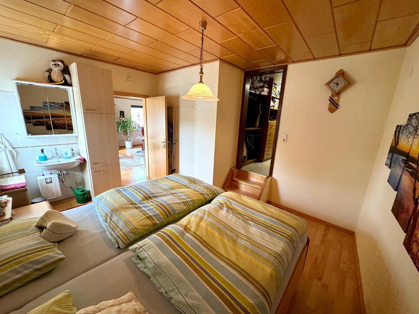 Schlafzimmer m. bghbrm Kldrsch