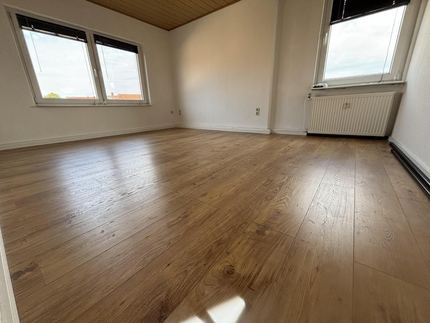 Schlafzimmer mit 2 Fenstern