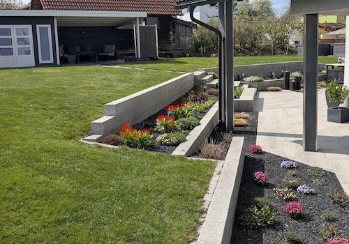 Blumenbeete, Terrasse