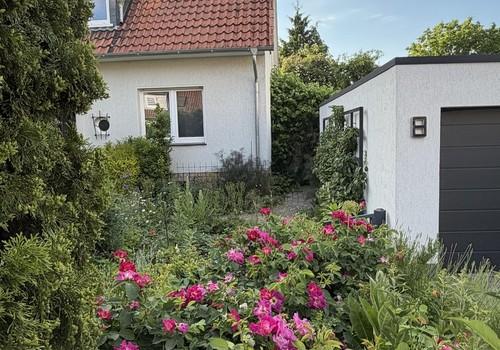 Garage mit Birnenspalier