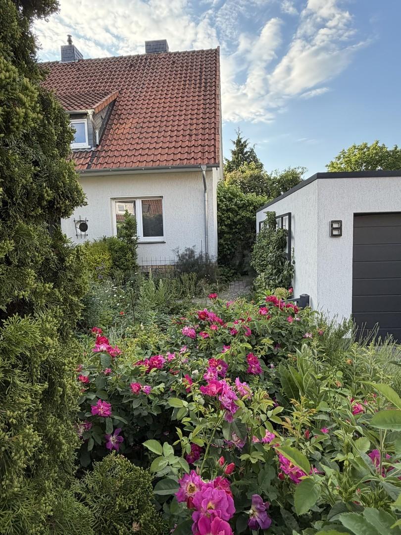 Garage mit Birnenspalier