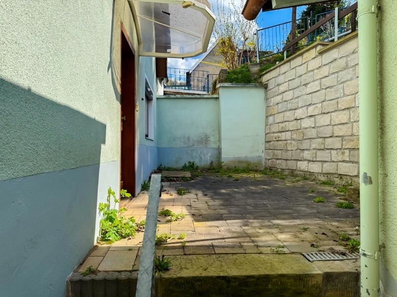 Außen zu Haustür und Terrasse OG