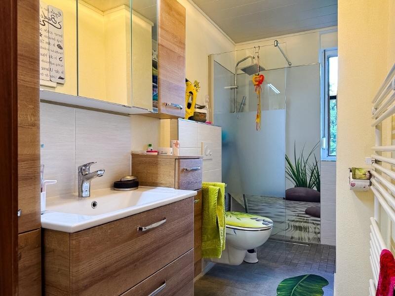 Bad mit Dusche, Fenster und WC