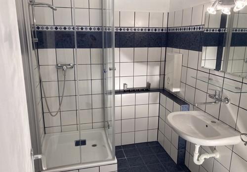 Dusche und Waschbecken