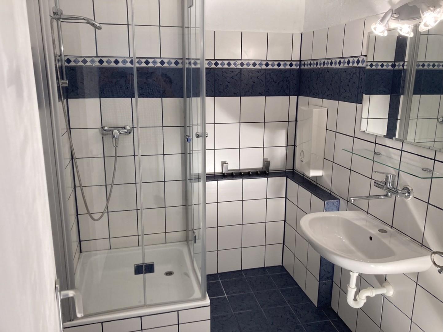 Dusche und Waschbecken