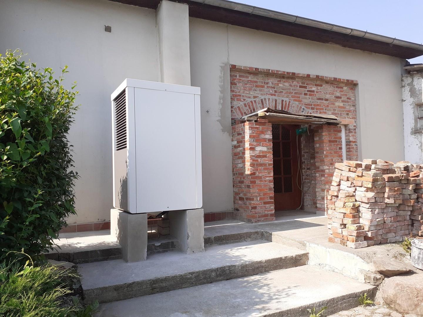 Eingang mit Wärmepumpe links