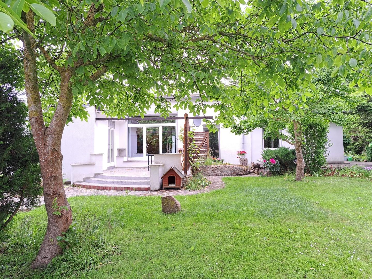 Garten mit Wohnhaus West