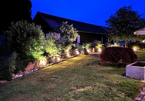 Natursteinmauer bei Nacht
