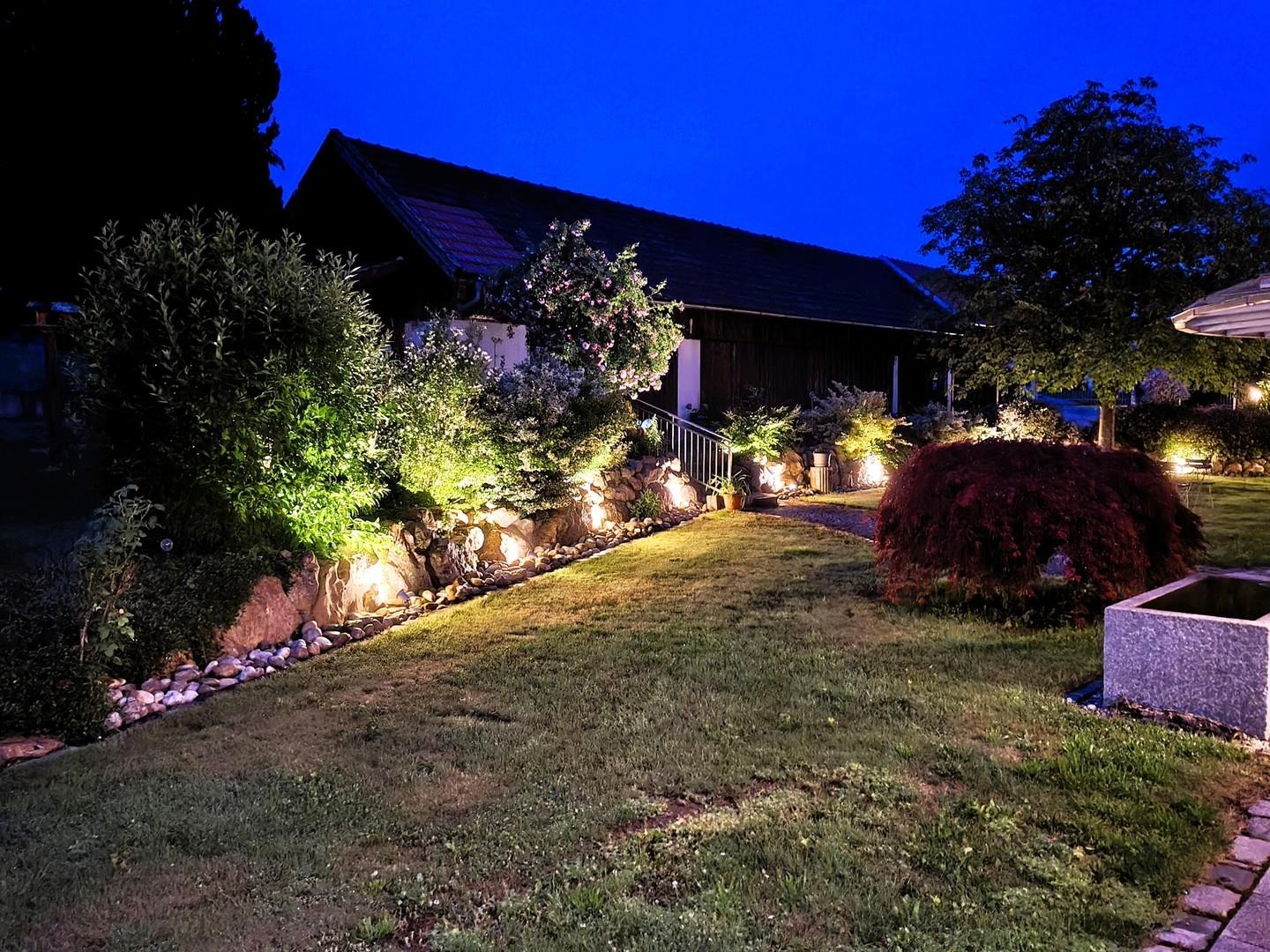 Natursteinmauer bei Nacht