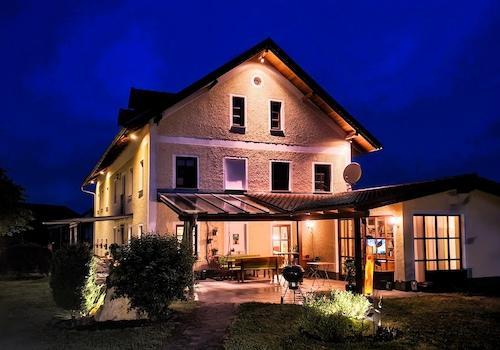 Südostansicht bei Nacht