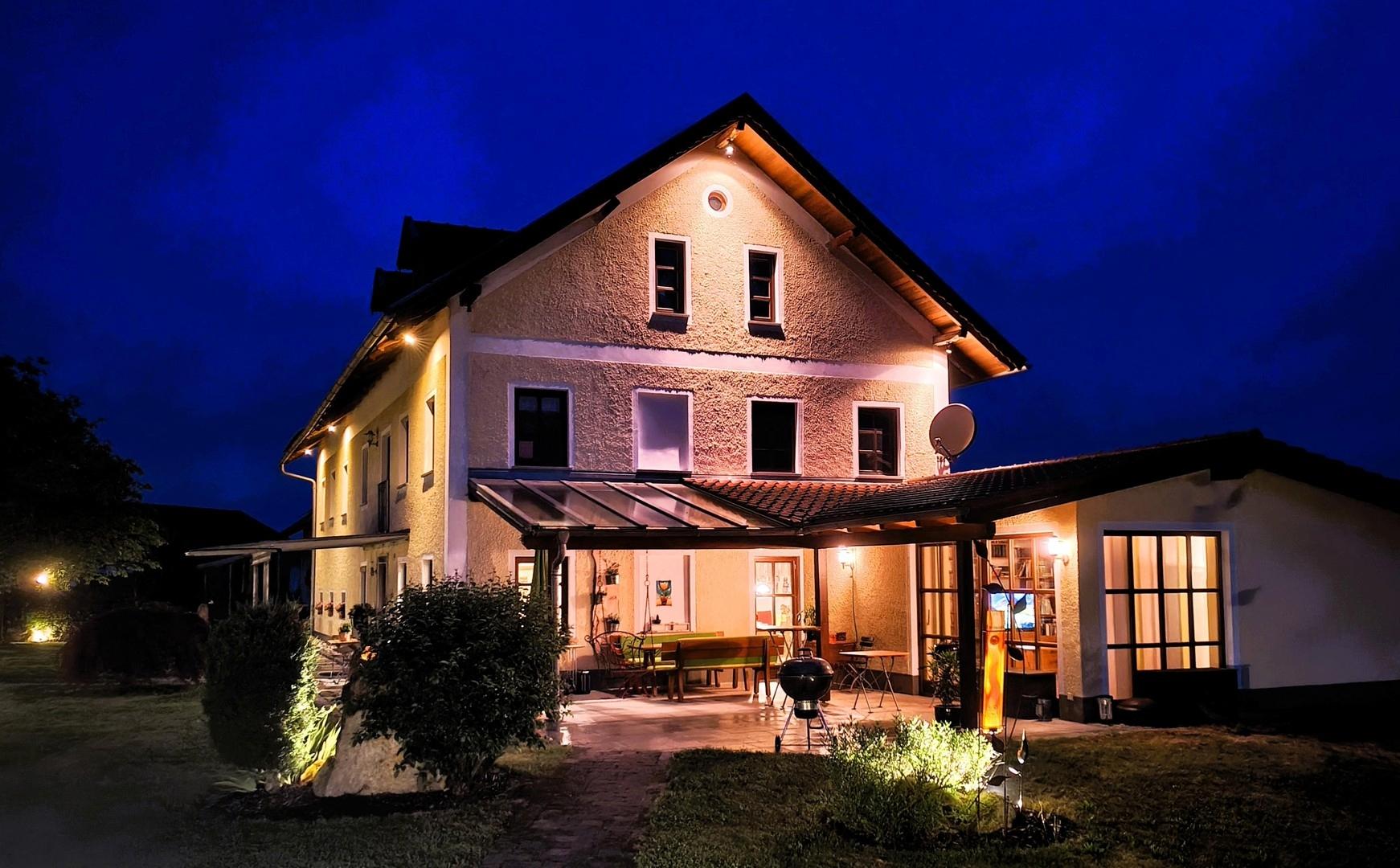 Südostansicht bei Nacht
