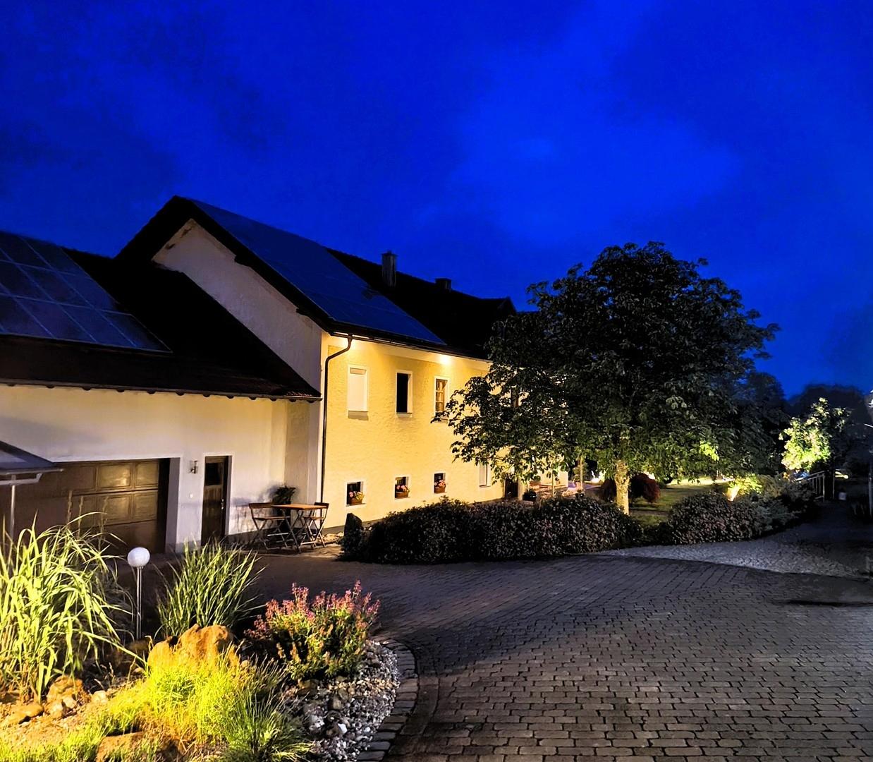 Einfahrt bei Nacht