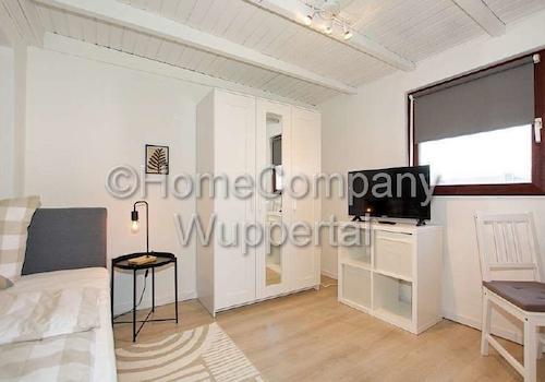 Kleiderschrank und TV