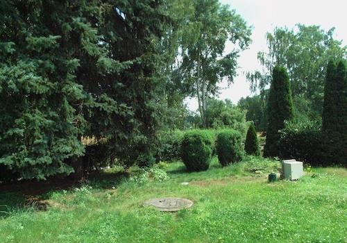 16_Garten_hinten_Klärgrube