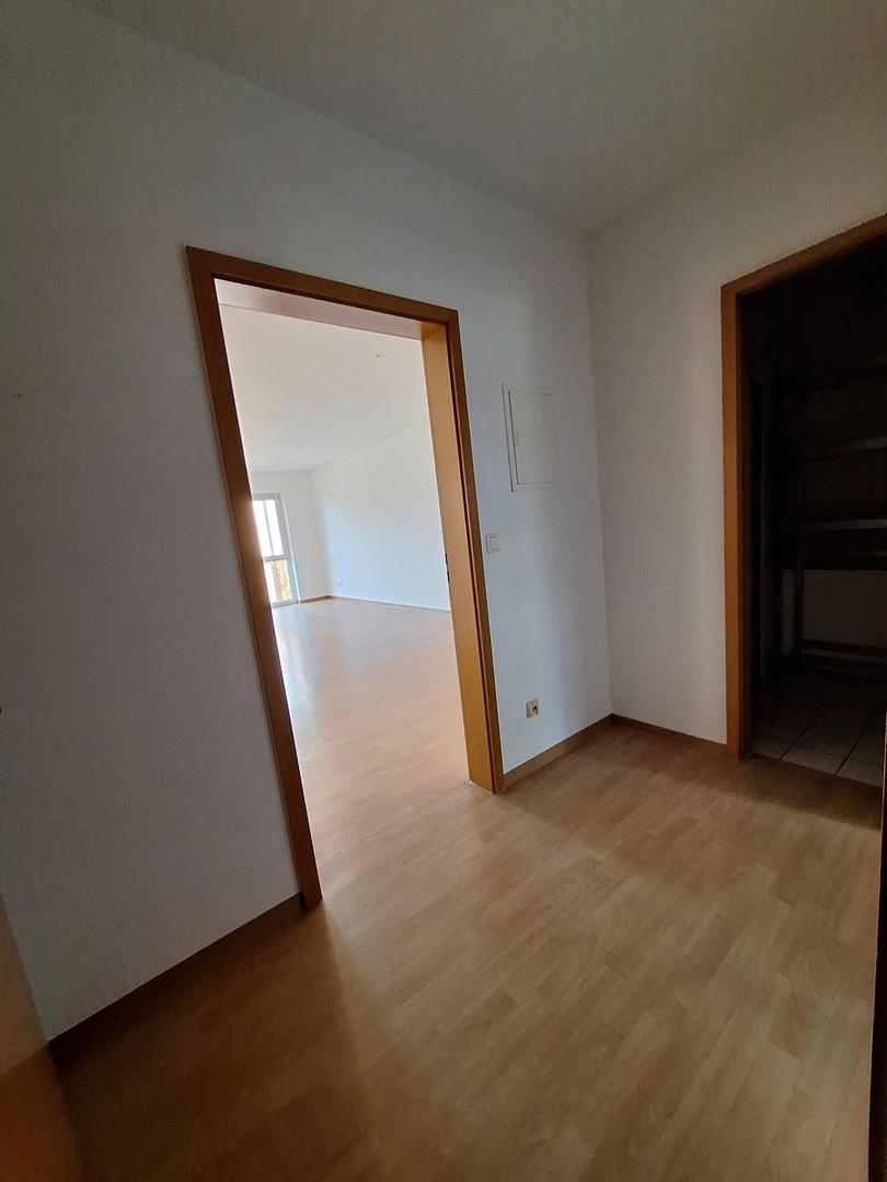 Flur zu WZ und Küche/Kammer