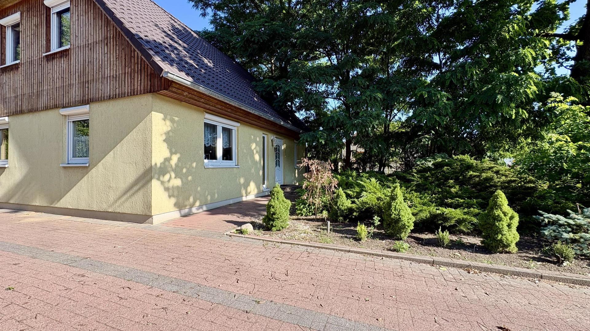 Hausansicht mit Vorgarten