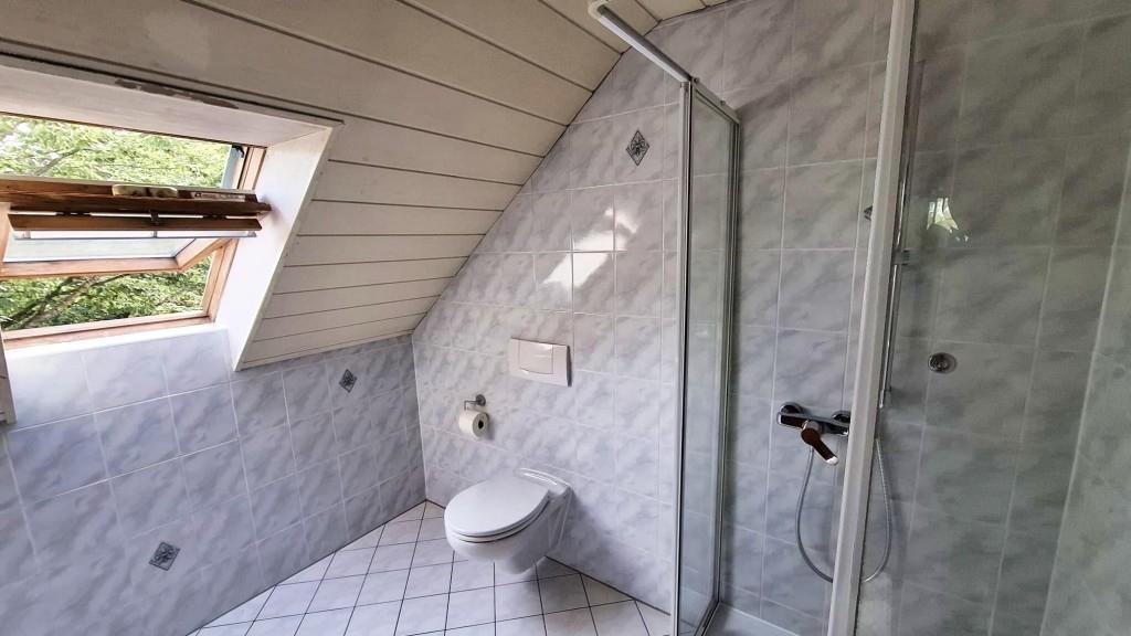 Bad mit Dusche und Fenster