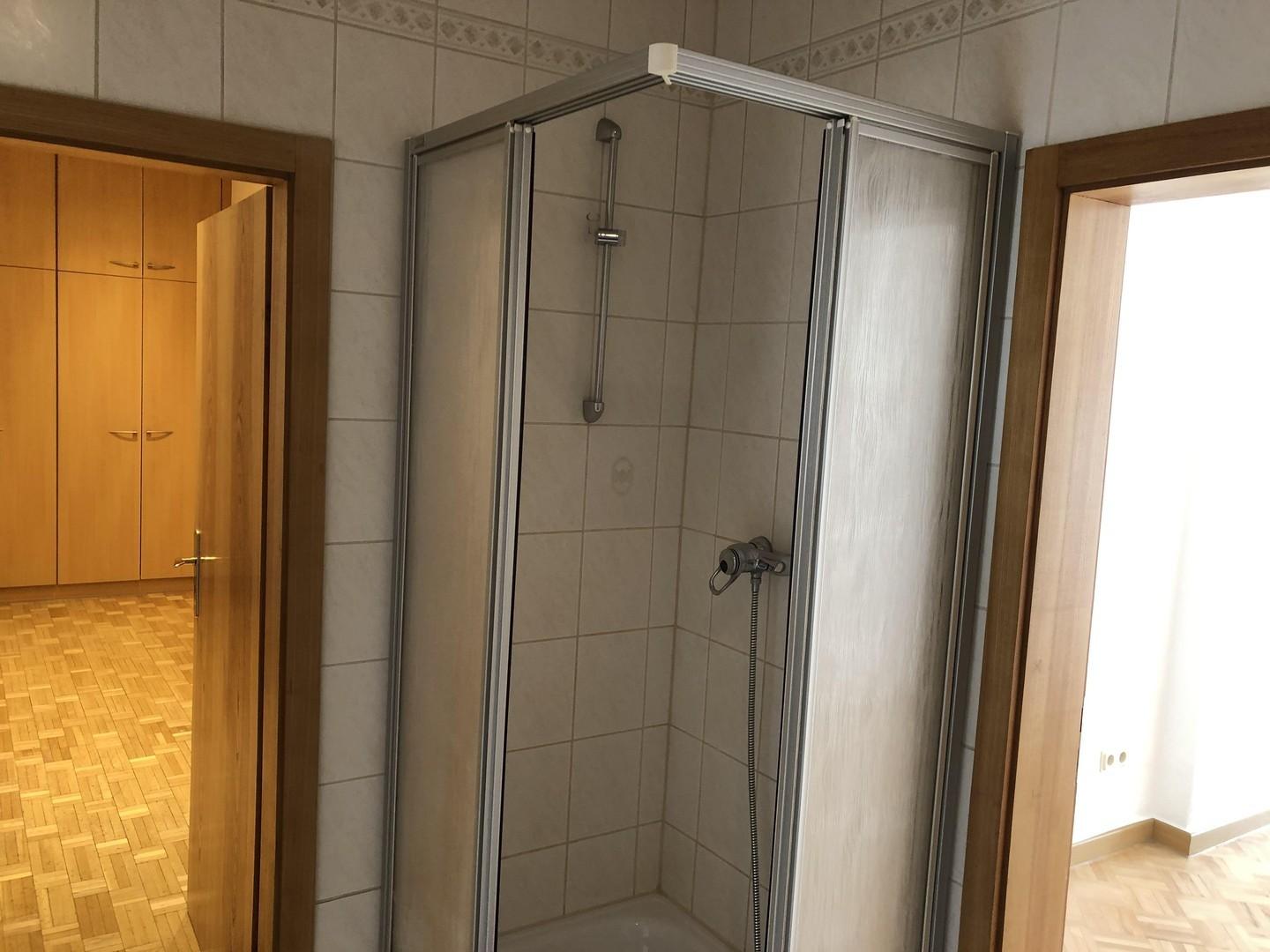Bad - Flur - Schlafzimmer