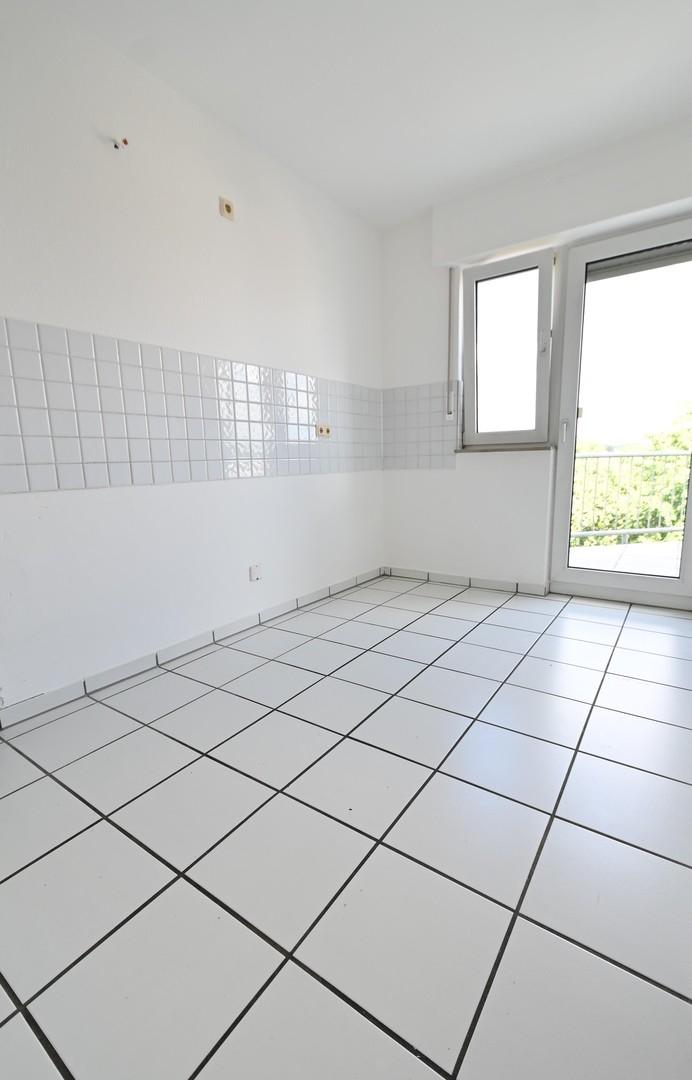 Küche mit Balkonzugang