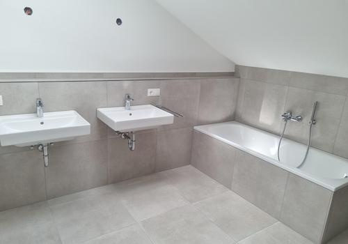 Bad 2 Waschtischen u.Badewanne