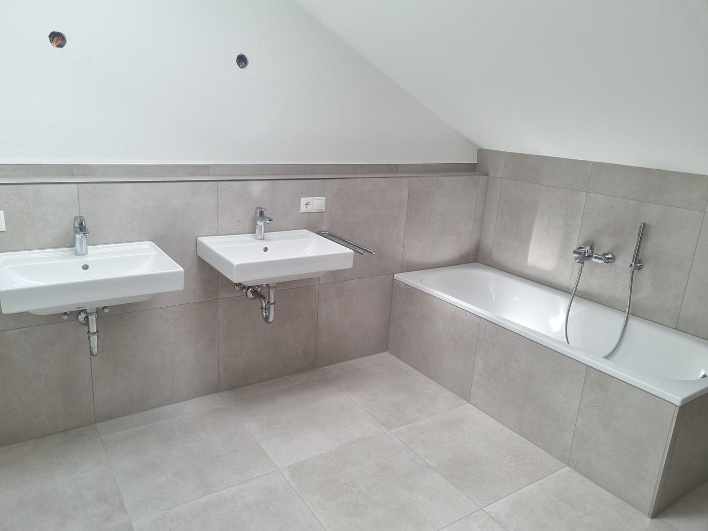Bad 2 Waschtischen u.Badewanne