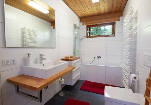 Bad 1 mit Wanne