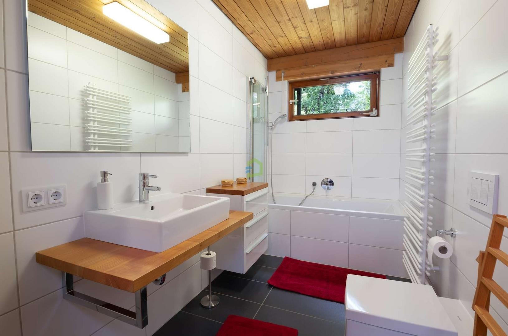 Bad 1 mit Wanne