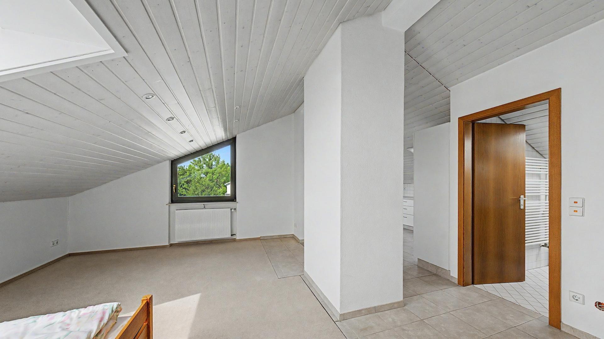 Einliegerwohnung Dachgeschoss Wohnen/Schlafen