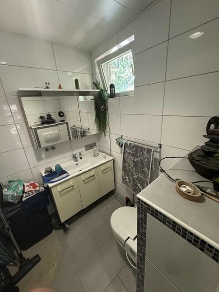 21 Toilette mit Hygienebereich im OG