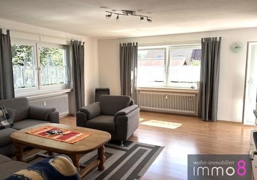 Großzügiges Wohnzimmer mit Zugang zur Terrasse