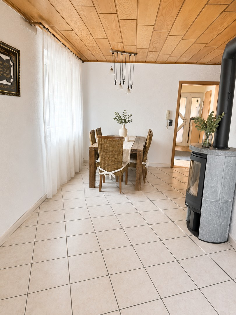 Wohnzimmer mit Kamin