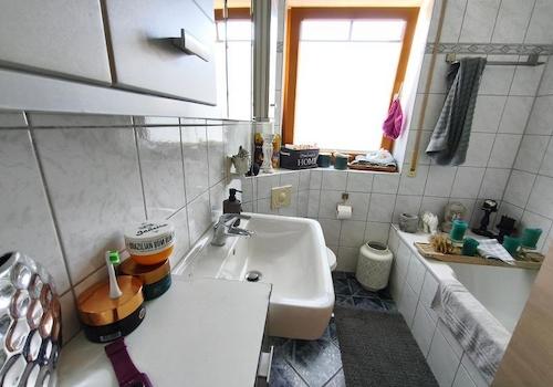 Bad mit Badewanne und Duschabtrennung Bild 1