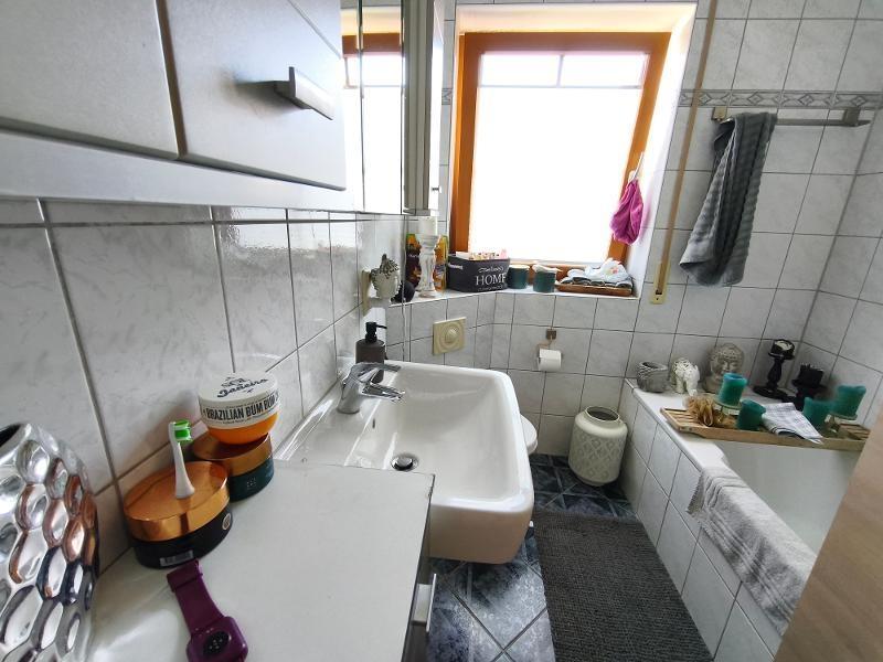 Bad mit Badewanne und Duschabtrennung Bild 1