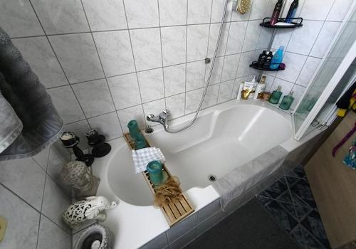 Bad mit Badewanne und Duschabtrennung Bild 2