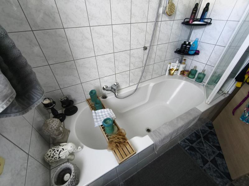 Bad mit Badewanne und Duschabtrennung Bild 2