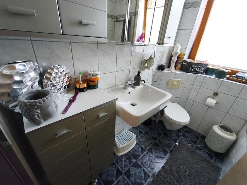 Bad mit Badewanne und Duschabtrennung Bild 3